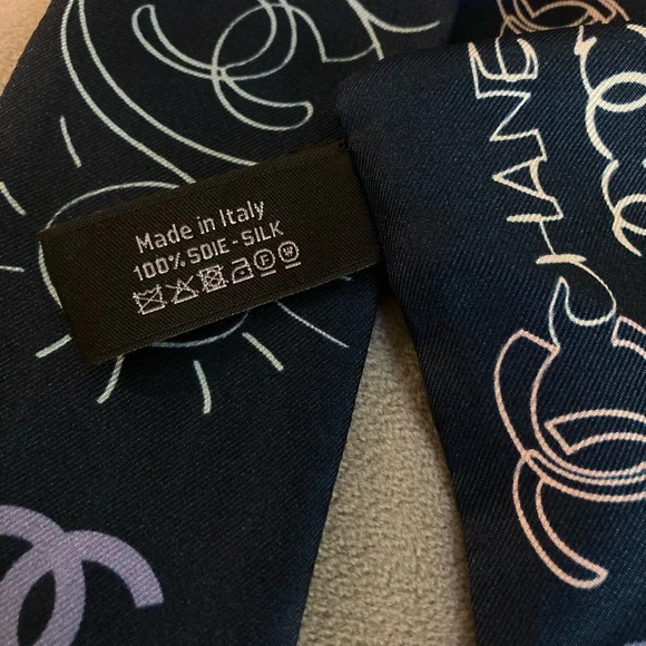 CHANEL Dark Blue Tie with Multicolor Logo Design - Picture 4 of 6